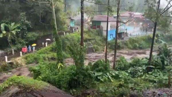 Banjir Bandang Terjang Wisata Guci Tegal, Pengunjung Panik Berlarian Banjir Bandang Terjang Wisata Guci Tegal, Pengunjung Panik Berlarian