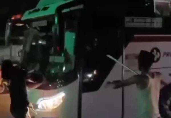 Dilarang Ngamen, 2 Pria Ngamuk, Serang Kru dan Rusak Bus Primajasa di Tangerang Dilarang Ngamen, 2 Pria Ngamuk, Serang Kru dan Rusak Bus Primajasa di Tangerang