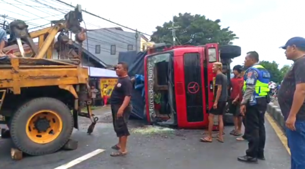 Kecelakaan Hari ini, Truk Muatan Plastik Terguling akibat Pecah Ban di Jalur Surabaya-Malang Kecelakaan Hari ini, Truk Muatan Plastik Terguling akibat Pecah Ban di Jalur Surabaya-Malang