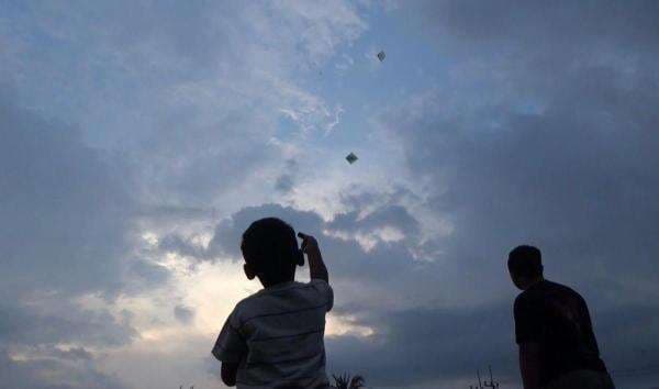 Melihat Keseruan Bermain Layangan Aduan di Ponorogo, Harga Benangnya Ratusan Ribu Melihat Keseruan Bermain Layangan Aduan di Ponorogo, Harga Benangnya Ratusan Ribu