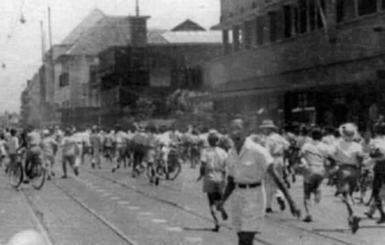 Kisah Karomah Kiai Abbas Buntet, Pesawat Inggris Rontok dengan Tasbih di Perang 10 November Kisah Karomah Kiai Abbas Buntet, Pesawat Inggris Rontok dengan Tasbih di Perang 10 November