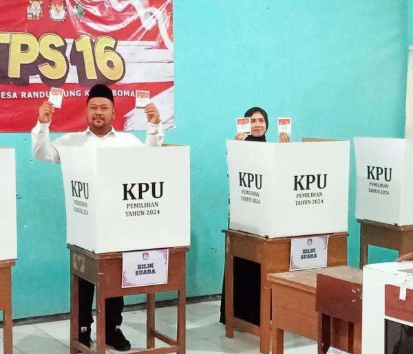 Musik Hadrah Mengiringi Gus Yani Saat Menyalurkan Suara di TPS Randuagung Musik Hadrah Mengiringi Gus Yani Saat Menyalurkan Suara di TPS Randuagung