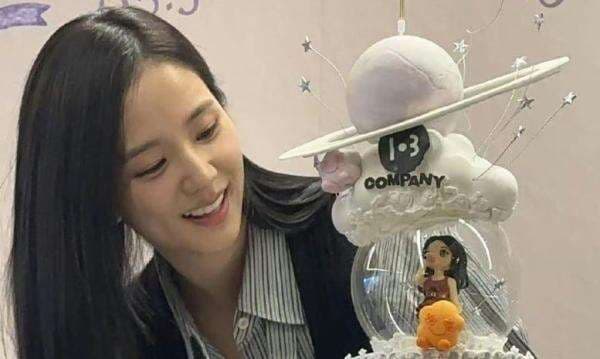 Jisoo BLACKPINK Rayakan Ultah Bareng 103 Fans, Bagi-Bagi iPhone Jisoo BLACKPINK Rayakan Ultah Bareng 103 Fans, Bagi-Bagi iPhone