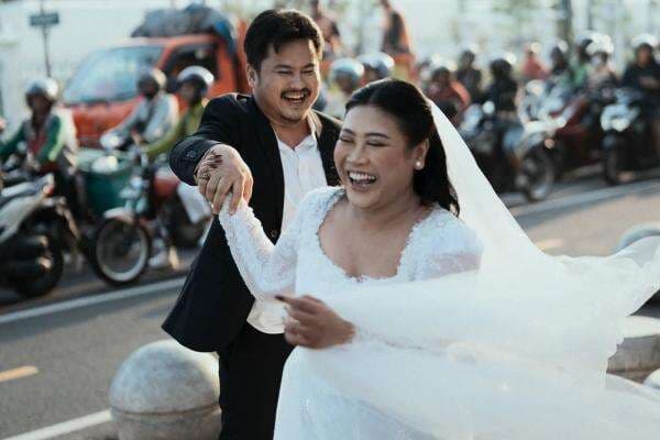 Sosok Suami Boiyen Rully Anggi Akbar, Ternyata Dosen dan Miliki Beberapa Bisnis Sosok Suami Boiyen Rully Anggi Akbar, Ternyata Dosen dan Miliki Beberapa Bisnis