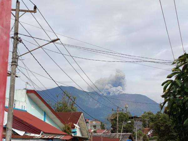 Marapi Batuk Lagi! Kolom Abu 250 Meter Terlihat di Atas Puncak Marapi Batuk Lagi! Kolom Abu 250 Meter Terlihat di Atas Puncak