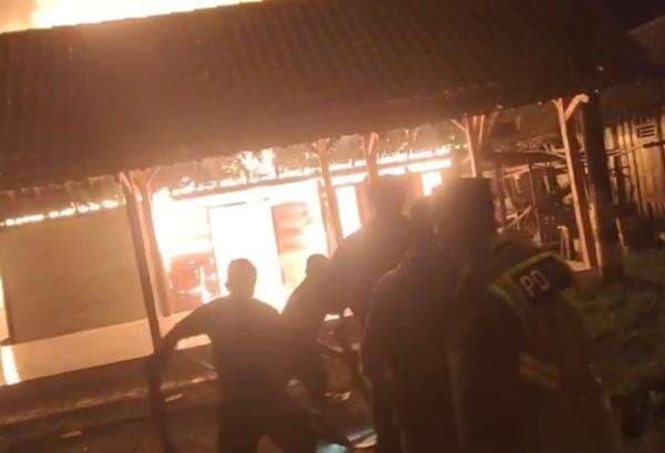 Kebakaran di Blora, 3 Rumah Kayu Ludes gegara Lupa Matikan Kompor Kebakaran di Blora, 3 Rumah Kayu Ludes gegara Lupa Matikan Kompor
