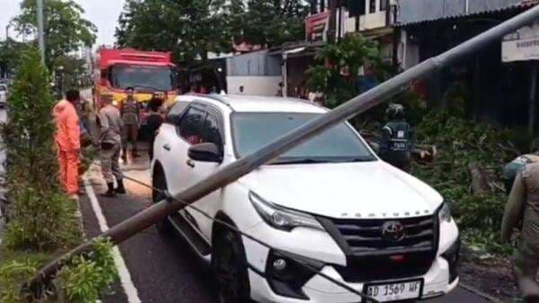 Hujan dan Angin Kencang di Surabaya, Tiang PJU Roboh Timpa Fortuner Ditumpangi Sekeluarga Hujan dan Angin Kencang di Surabaya, Tiang PJU Roboh Timpa Fortuner Ditumpangi Sekeluarga