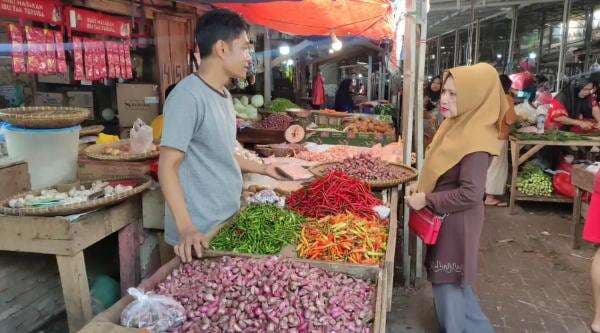 Harga Cabai di Pasar Tradisional Pandeglang Terus Meroket, Terbendung Naiknya Tembus Rp80 Ribu! Harga Cabai di Pasar Tradisional Pandeglang Terus Meroket, Terbendung Naiknya Tembus Rp80 Ribu!