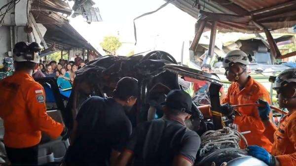 Terios Ringsek Dihantam Truk di Cilacap, Evakuasi 4 Korban Tewas Berlangsung Dramatis Terios Ringsek Dihantam Truk di Cilacap, Evakuasi 4 Korban Tewas Berlangsung Dramatis