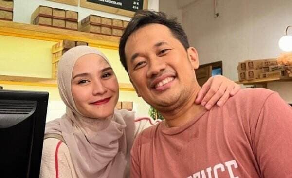 Kawal Kasus Pemukulan Karyawan, Zaskia Adya Mecca dan Hanung Bramantyo Batalkan Perjalanan ke Al Aqsa Kawal Kasus Pemukulan Karyawan, Zaskia Adya Mecca dan Hanung Bramantyo Batalkan Perjalanan ke Al Aqsa