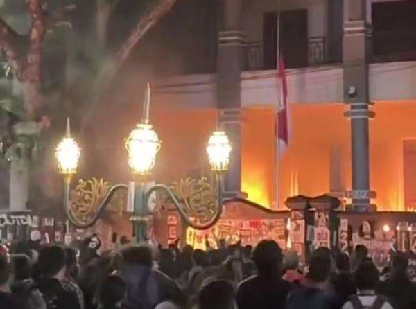 Aksi Demonstran Tolak UU TNI Berujung Rusuh di Malang Aksi Demonstran Tolak UU TNI Berujung Rusuh di Malang