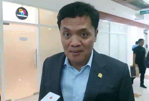 DPR Dorong Kesetaraan Usia Pensiun Polri Sama dengan TNI dan Kejaksaan DPR Dorong Kesetaraan Usia Pensiun Polri Sama dengan TNI dan Kejaksaan