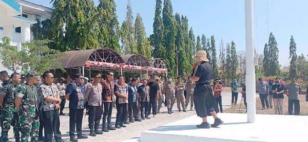 Orasi Pendeta Ini Menggetarkan Plus Ciptakan Hening Saat Demo di Kantor Bupati Sumba Timur Orasi Pendeta Ini Menggetarkan Plus Ciptakan Hening Saat Demo di Kantor Bupati Sumba Timur