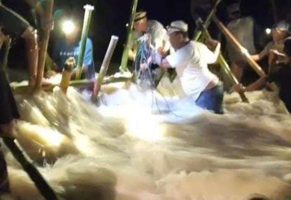 Tanggul Sungai Citarum Jebol di Muaragembong Bekasi, Permukiman Warga Terendam Tanggul Sungai Citarum Jebol di Muaragembong Bekasi, Permukiman Warga Terendam