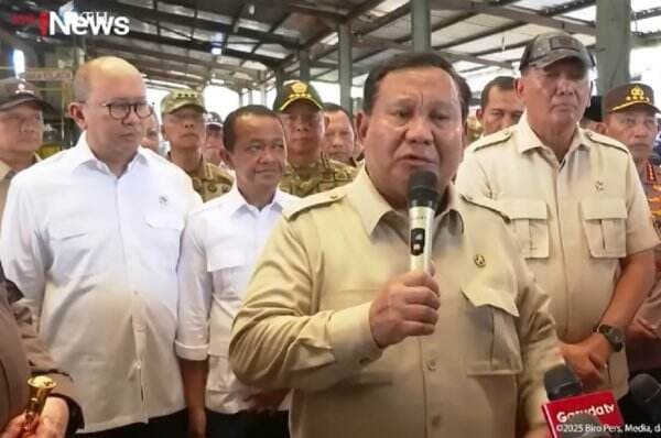 Bahlil Terciduk Colek Bos Danantara Rosan saat Prabowo Singgung Kerugian Rp300 Triliun Bahlil Terciduk Colek Bos Danantara Rosan saat Prabowo Singgung Kerugian Rp300 Triliun