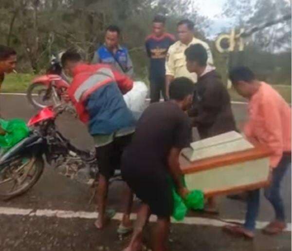 Gegara Jalan Rusak, Warga Kupang Bawa Peti Jenazah Naik Motor Harus Lewati 7 Sungai Gegara Jalan Rusak, Warga Kupang Bawa Peti Jenazah Naik Motor Harus Lewati 7 Sungai