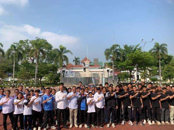 Dukung Atlet Muda, Bupati Aep Lepas Kontingen Sepakbola Karawang ke Kualifikasi Porprov Jabar Dukung Atlet Muda, Bupati Aep Lepas Kontingen Sepakbola Karawang ke Kualifikasi Porprov Jabar