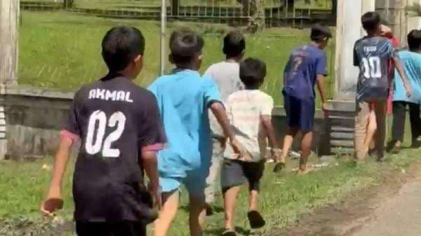 Warga Tapsel Berlarian Sambut Prabowo di Jembatan Bailey Sungai Garoga Warga Tapsel Berlarian Sambut Prabowo di Jembatan Bailey Sungai Garoga