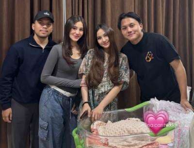 Bestie Banget! Potret Aaliyah Massaid dan Thariq Halilintar Langsung Jenguk Mahalini Usai Melahirkan Bestie Banget! Potret Aaliyah Massaid dan Thariq Halilintar Langsung Jenguk Mahalini Usai Melahirkan