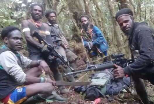 KKB Tembaki Mobil Warga saat Melintasi Jalan Kali Semen Nabire hingga Penuh Lubang Peluru KKB Tembaki Mobil Warga saat Melintasi Jalan Kali Semen Nabire hingga Penuh Lubang Peluru