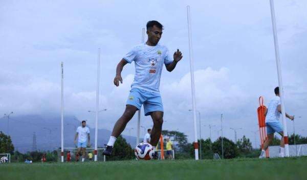 Tugas Bela Timnas Indonesia U-22 Kelar, Robi Darwis Siap Bantu Persib Bandung Hadapi Bhayangkara FC Tugas Bela Timnas Indonesia U-22 Kelar, Robi Darwis Siap Bantu Persib Bandung Hadapi Bhayangkara FC