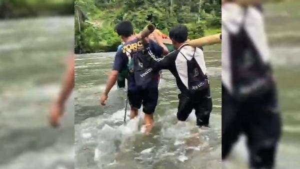 Pendarahan Hebat, Warga Pedalaman Mamuju Ditandu 21 Km Lewati Sungai ke Puskesmas Pendarahan Hebat, Warga Pedalaman Mamuju Ditandu 21 Km Lewati Sungai ke Puskesmas