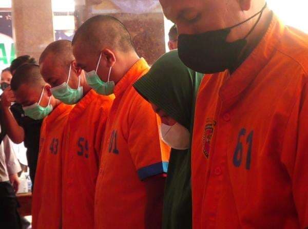 Ibu Muda di Lumajang Ditangkap Polisi Edarkan 25 Ribu Butir Pil Koplo Jaringan Lapas Ibu Muda di Lumajang Ditangkap Polisi Edarkan 25 Ribu Butir Pil Koplo Jaringan Lapas