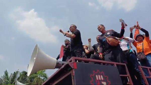 Membara, Abdel Achrian Orasi soal Penderitaan Rakyat di Depan Gedung DPR MPR Membara, Abdel Achrian Orasi soal Penderitaan Rakyat di Depan Gedung DPR MPR