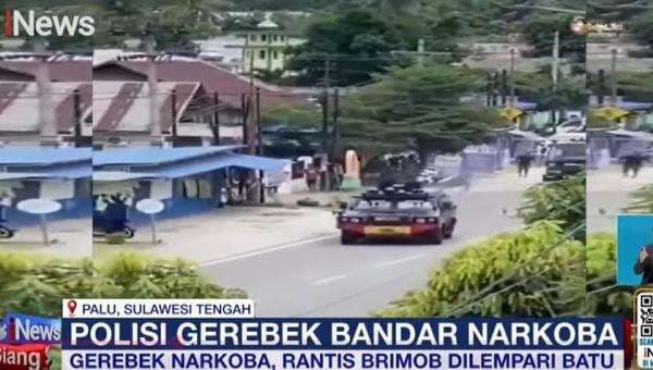 Viral Mobil Brimob Polda Sulteng Dilempari Batu saat Gerebek Bandar Narkoba di Palu Viral Mobil Brimob Polda Sulteng Dilempari Batu saat Gerebek Bandar Narkoba di Palu
