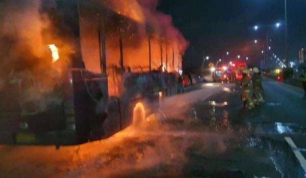 Bus Terbakar Hebat di Tol Wiyoto Kelapa Gading Jakut Bus Terbakar Hebat di Tol Wiyoto Kelapa Gading Jakut