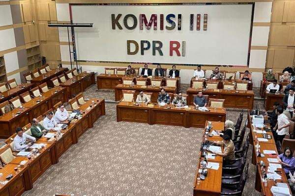 Revisi KUHAP, DPR-Pemerintah Sepakat Pemeriksaan Tersangka Wajib Direkam Kamera Pengawas Revisi KUHAP, DPR-Pemerintah Sepakat Pemeriksaan Tersangka Wajib Direkam Kamera Pengawas