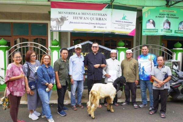 Wujud Solidaritas Sesama, Gereja Santo Ignatius Loyola Serahkan 4 Kambing Kurban ke 4 Titik Lokasi Wujud Solidaritas Sesama, Gereja Santo Ignatius Loyola Serahkan 4 Kambing Kurban ke 4 Titik Lokasi