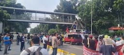  Ada Aksi Dua Massa, Jalan Medan Merdeka Barat Ditutup   