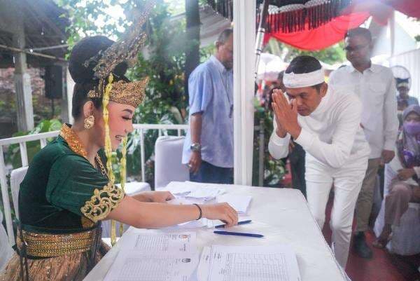 Ada Nyi Roro Kidul di TPS Purwakarta, Pencoblosan Diwarnai Hujan dan Petir Ada Nyi Roro Kidul di TPS Purwakarta, Pencoblosan Diwarnai Hujan dan Petir