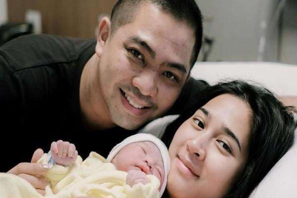 Ade Govinda Sambut Kelahiran Anak Pertamanya: Episode Bahagia dalam Hidup Saya Ade Govinda Sambut Kelahiran Anak Pertamanya: Episode Bahagia dalam Hidup Saya