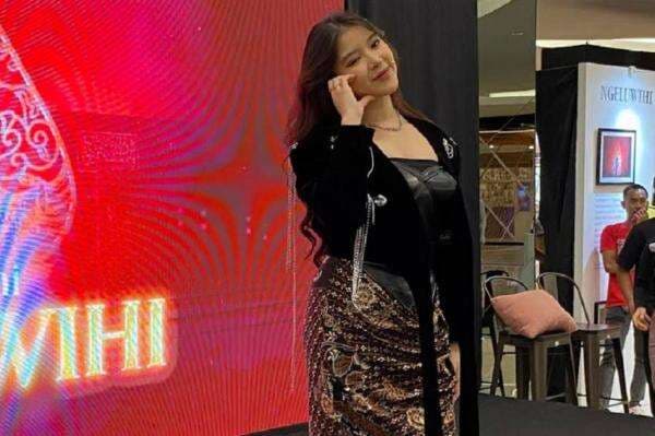 Adegan Cuci Piring di Video Musik Ngeluwihi, Tiara Andini Kenakan Aksesoris Rp3 Miliar Adegan Cuci Piring di Video Musik Ngeluwihi, Tiara Andini Kenakan Aksesoris Rp3 Miliar