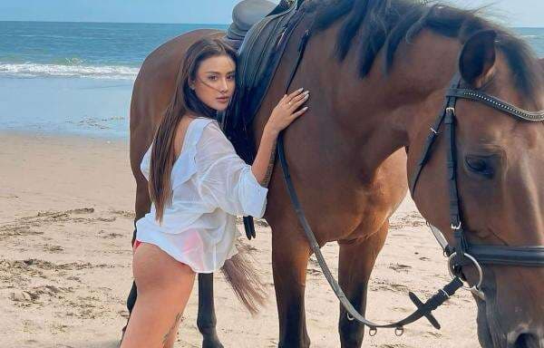 Model Adelia Ghisel Naik Kuda Pakai Baju Transparan, Bikin Netizen Halu Model Adelia Ghisel Naik Kuda Pakai Baju Transparan, Bikin Netizen Halu