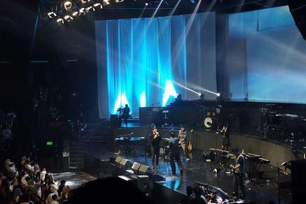 Adhyra Yovie & Nuno Protes Disalip saat Nyanyikan <i>Janji Suci</i> di Konser <i>Janji Mantan Terlalu Indah</i> Adhyra Yovie & Nuno Protes Disalip saat Nyanyikan <i>Janji Suci</i> di Konser <i>Janji Mantan Terlalu Indah</i>