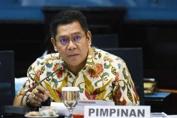 Adies Kadir Nilai Revisi Disertasi Bahlil Lumrah di Dunia Akademik Adies Kadir Nilai Revisi Disertasi Bahlil Lumrah di Dunia Akademik