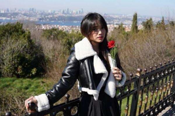 Adu Gaya Outfit Liburan Aaliyah Massaid dan Fuji, Nuansa Hitam Adu Gaya Outfit Liburan Aaliyah Massaid dan Fuji, Nuansa Hitam