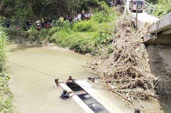 Kecelakaan di Grobogan, Minibus Terjun ke Jurang Diduga akibat Rem Blong Kecelakaan di Grobogan, Minibus Terjun ke Jurang Diduga akibat Rem Blong