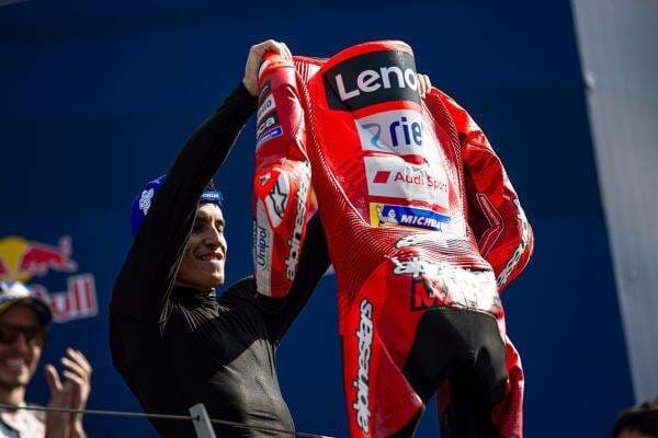 Tiru Selebrasi Jemur Baju, Marc Marquez Akui Masih Jauh dari Level Lionel Messi Tiru Selebrasi Jemur Baju, Marc Marquez Akui Masih Jauh dari Level Lionel Messi