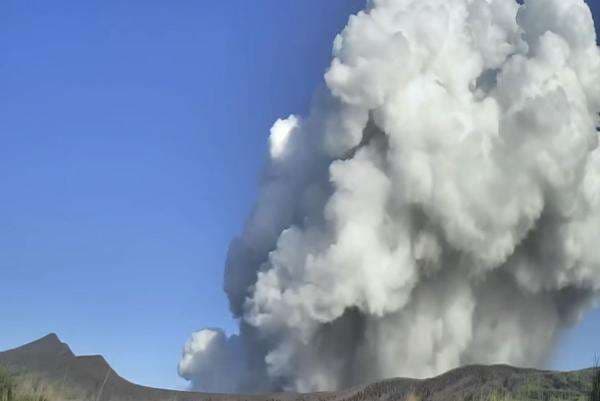 Gunung Taal Meletus, Abu Vulkanik Membubung Setinggi 2.800 Meter Gunung Taal Meletus, Abu Vulkanik Membubung Setinggi 2.800 Meter