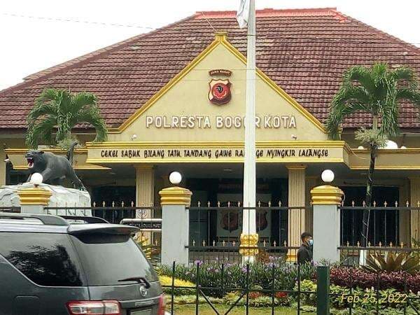 Viral, Pria Tua Bangkotan Diduga Raba Bagian Sensitif Wanita di Depan Mal Kota Bogor Viral, Pria Tua Bangkotan Diduga Raba Bagian Sensitif Wanita di Depan Mal Kota Bogor