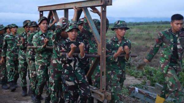 Personel TNI Bongkar Muat 24 Ton Material Jembatan Bailey di Pasaman Barat Personel TNI Bongkar Muat 24 Ton Material Jembatan Bailey di Pasaman Barat