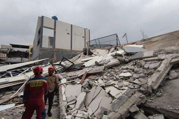 Ngeri! Detik-Detik Bangunan Lahan Parkir 2 Lantai di Jakut Roboh Ngeri! Detik-Detik Bangunan Lahan Parkir 2 Lantai di Jakut Roboh