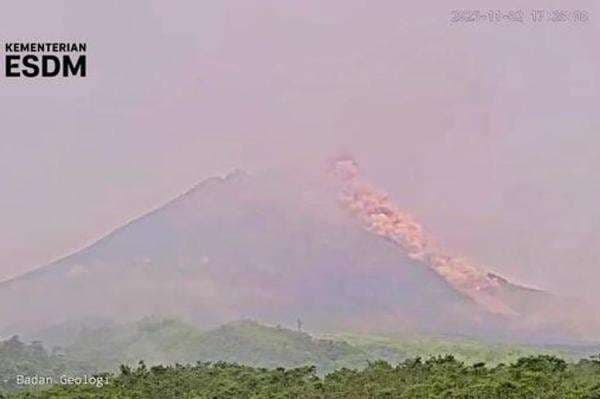 Gunung Merapi Luncurkan Awan Panas Guguran Sejauh 1,5 Km, Status Level III Siaga Gunung Merapi Luncurkan Awan Panas Guguran Sejauh 1,5 Km, Status Level III Siaga