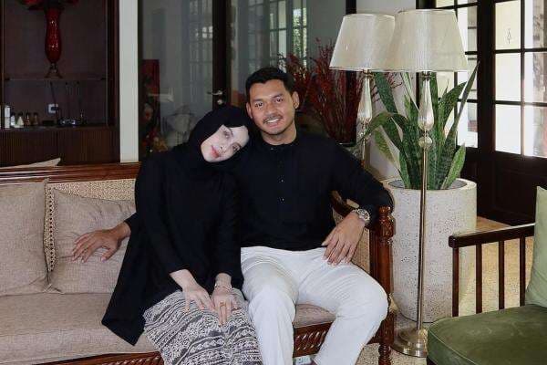 Aghnia Punjabi Dihujat Usai Anaknya Dianiaya Pengasuh, Suami Pasang Badan Aghnia Punjabi Dihujat Usai Anaknya Dianiaya Pengasuh, Suami Pasang Badan