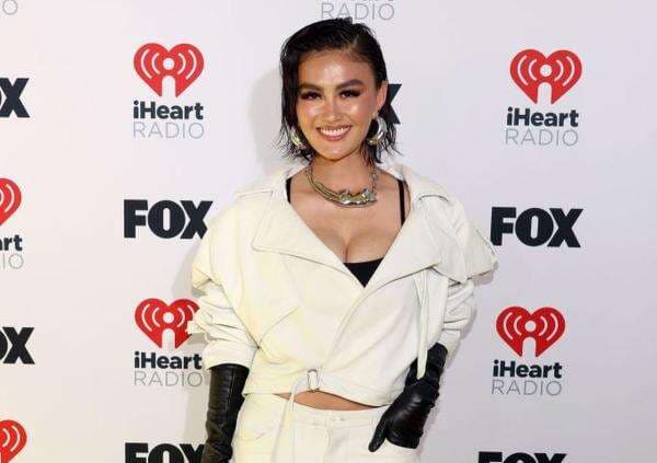 Agnez Mo Tampil Memukau dengan Crop Blazer Putih di Red Carpet iHeart Radio Awards Agnez Mo Tampil Memukau dengan Crop Blazer Putih di Red Carpet iHeart Radio Awards