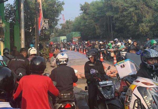Akses Jalan Marunda Makmur Cilincing Macet Total Pagi Ini, Ini Penyebabnya Akses Jalan Marunda Makmur Cilincing Macet Total Pagi Ini, Ini Penyebabnya